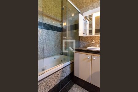 Casa à venda com 522m², 5 quartos e 5 vagas Casa à venda com 522m², 5 quartos e 5 vagasBanheiro da Suíte 3