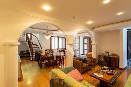 Casa à venda com 522m², 5 quartos e 5 vagas Casa à venda com 522m², 5 quartos e 5 vagasSala de Estar