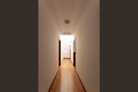 Casa à venda com 522m², 5 quartos e 5 vagas Casa à venda com 522m², 5 quartos e 5 vagasCorredor