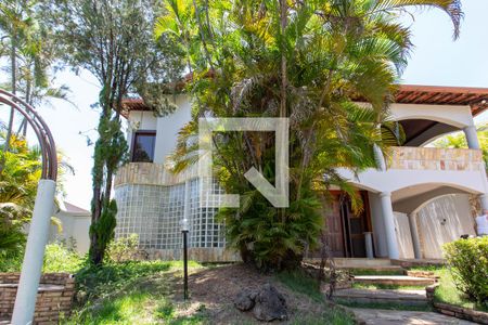 Casa à venda com 522m², 5 quartos e 5 vagas Casa à venda com 522m², 5 quartos e 5 vagasFachada