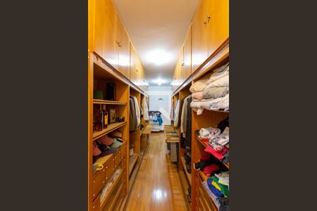 Casa à venda com 522m², 5 quartos e 5 vagas Casa à venda com 522m², 5 quartos e 5 vagasCloset do quarto