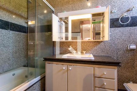 Casa à venda com 522m², 5 quartos e 5 vagas Casa à venda com 522m², 5 quartos e 5 vagasBanheiro da Suíte 3