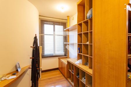 Casa à venda com 522m², 5 quartos e 5 vagas Casa à venda com 522m², 5 quartos e 5 vagasCloset do quarto