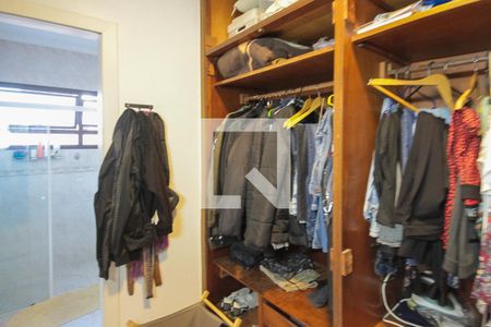 Casa à venda com 320m², 4 quartos e 5 vagas Casa à venda com 320m², 4 quartos e 5 vagasCloset