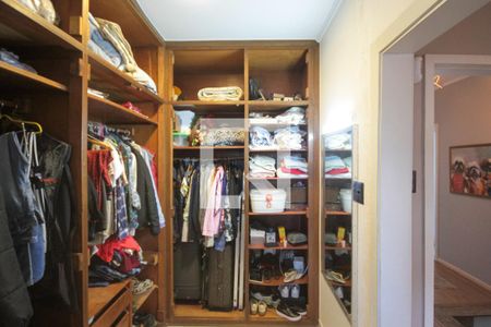 Casa à venda com 320m², 4 quartos e 5 vagas Casa à venda com 320m², 4 quartos e 5 vagasCloset