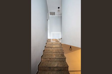 Casa à venda com 320m², 4 quartos e 5 vagas Casa à venda com 320m², 4 quartos e 5 vagasEscada