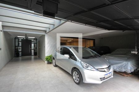 Casa à venda com 320m², 4 quartos e 5 vagas Casa à venda com 320m², 4 quartos e 5 vagasGaragem