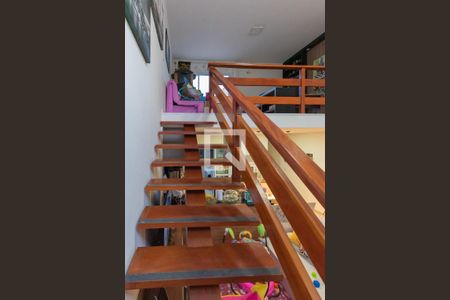 Casa à venda com 125m², 2 quartos e 1 vaga Casa à venda com 125m², 2 quartos e 1 vagaEscada Mezanino