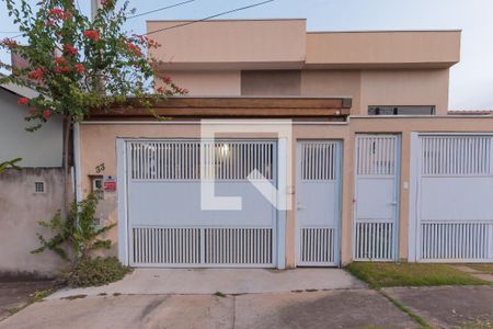 Casa à venda com 125m², 2 quartos e 1 vaga Casa à venda com 125m², 2 quartos e 1 vagaFachada