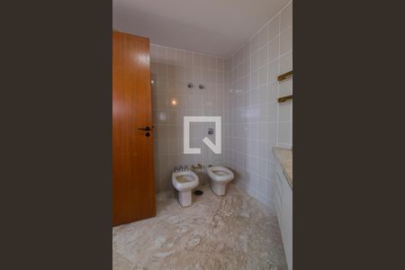 Apartamento para alugar com 241m², 5 quartos e 4 vagas Apartamento para alugar com 241m², 5 quartos e 4 vagasBanheiro da Suíte 2