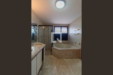 Apartamento para alugar com 241m², 5 quartos e 4 vagas Apartamento para alugar com 241m², 5 quartos e 4 vagasBanheiro da Suíte 2