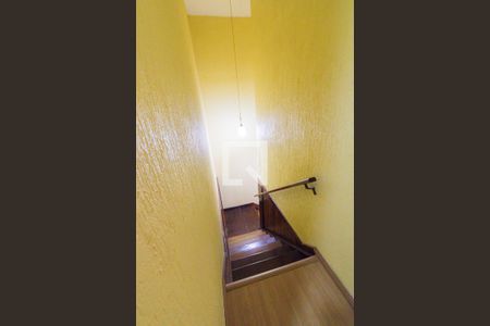 Casa de condomínio à venda com 168m², 4 quartos e 1 vagaEscada