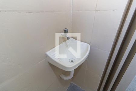 Banheiro de kitnet/studio para alugar com 1 quarto, 40m² em Vila Firmiano Pinto, São Paulo