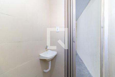 Banheiro de kitnet/studio para alugar com 1 quarto, 40m² em Vila Firmiano Pinto, São Paulo