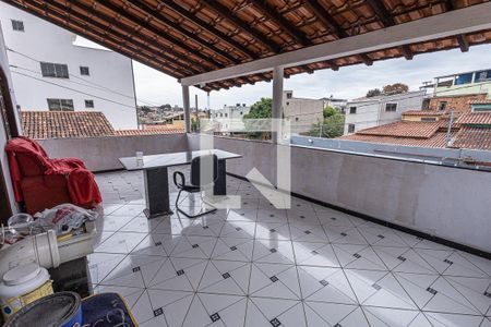 Casa à venda com 230m², 3 quartos e 15 vagasVaranda