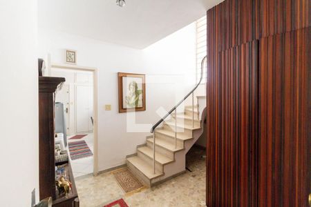Casa à venda com 260m², 3 quartos e 3 vagas Casa à venda com 260m², 3 quartos e 3 vagasEscada