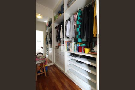 Casa à venda com 175m², 3 quartos e 3 vagasSuíte 1 - Closet 