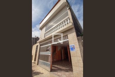 Casa para alugar com 250m², 3 quartos e 4 vagas Casa para alugar com 250m², 3 quartos e 4 vagasFachada