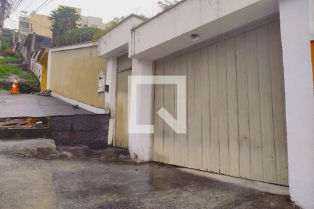 Casa à venda com 380m², 3 quartos e 3 vagas Casa à venda com 380m², 3 quartos e 3 vagasFachada Frente
