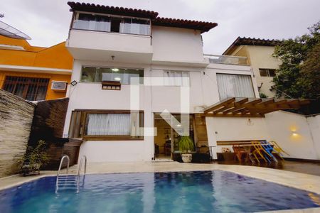 Casa à venda com 380m², 3 quartos e 3 vagas Casa à venda com 380m², 3 quartos e 3 vagasFachada Fundos