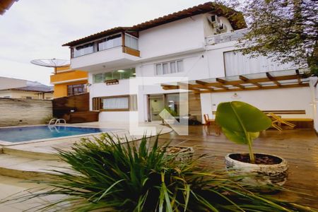 Casa à venda com 380m², 3 quartos e 3 vagas Casa à venda com 380m², 3 quartos e 3 vagasFachada Fundos