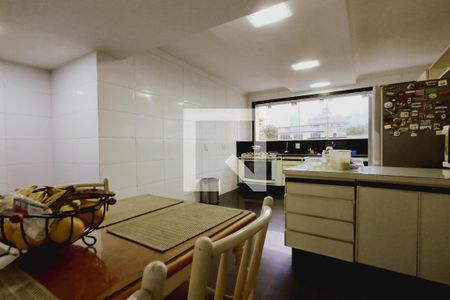 Casa à venda com 380m², 3 quartos e 3 vagas Casa à venda com 380m², 3 quartos e 3 vagasCozinha - Armários