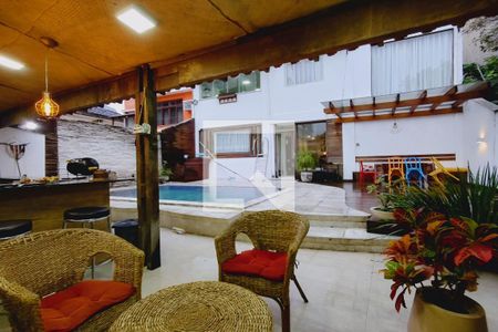 Casa à venda com 380m², 3 quartos e 3 vagas Casa à venda com 380m², 3 quartos e 3 vagasEspaço Gourmet