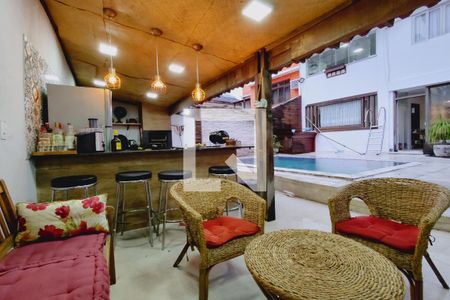 Casa à venda com 380m², 3 quartos e 3 vagas Casa à venda com 380m², 3 quartos e 3 vagasEspaço Gourmet