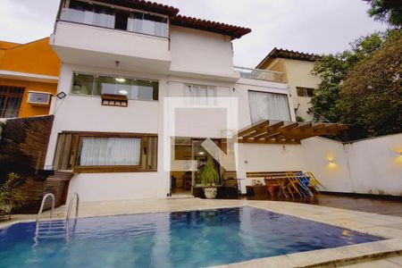 Casa à venda com 380m², 3 quartos e 3 vagas Casa à venda com 380m², 3 quartos e 3 vagasFachada Fundos