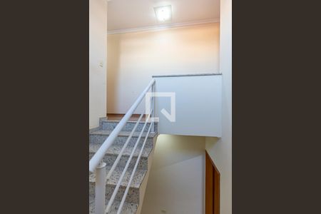 Casa à venda com 243m², 3 quartos e 5 vagas Casa à venda com 243m², 3 quartos e 5 vagasEscada Dormitórios