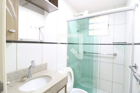Banheiro Social de apartamento para alugar com 2 quartos, 52m² em Santa Mônica, Uberlândia