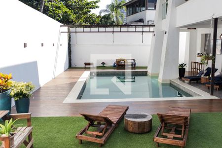 Casa à venda com 875m², 4 quartos e 4 vagas Casa à venda com 875m², 4 quartos e 4 vagasArea Comum