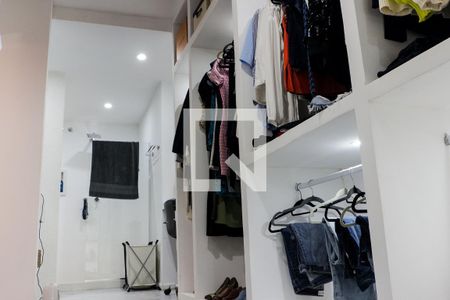 Casa à venda com 875m², 4 quartos e 4 vagas Casa à venda com 875m², 4 quartos e 4 vagasCloset da Suíte 4