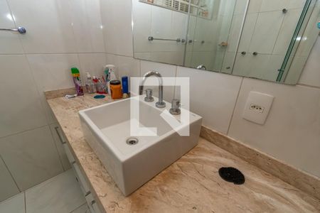 Casa à venda com 449m², 5 quartos e 4 vagas Casa à venda com 449m², 5 quartos e 4 vagasDetalhe Banheiro da Suíte 2