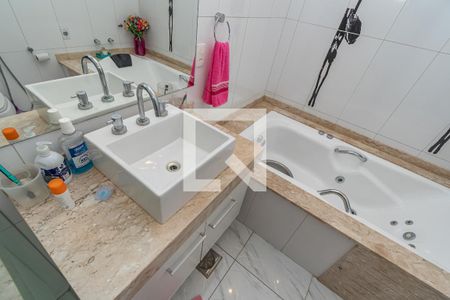 Casa à venda com 449m², 5 quartos e 4 vagas Casa à venda com 449m², 5 quartos e 4 vagasDetalhe Banheiro da Suíte 1