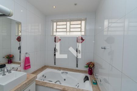 Casa à venda com 449m², 5 quartos e 4 vagas Casa à venda com 449m², 5 quartos e 4 vagasBanheiro da Suíte 1