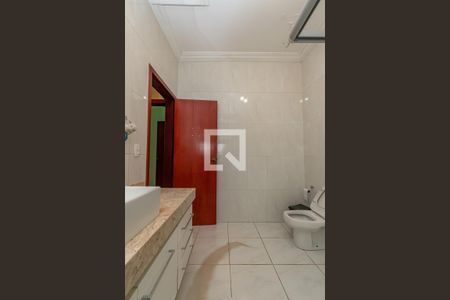 Casa à venda com 449m², 5 quartos e 4 vagas Casa à venda com 449m², 5 quartos e 4 vagasBanheiro da Suíte 2