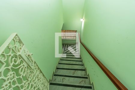 Casa à venda com 449m², 5 quartos e 4 vagas Casa à venda com 449m², 5 quartos e 4 vagasEscada