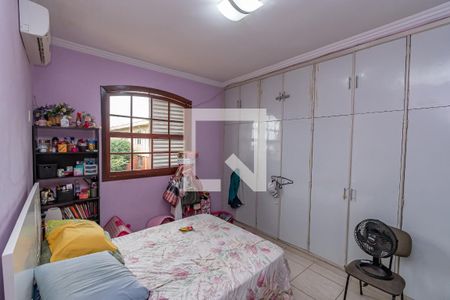 Casa à venda com 449m², 5 quartos e 4 vagas Casa à venda com 449m², 5 quartos e 4 vagasQuarto 1