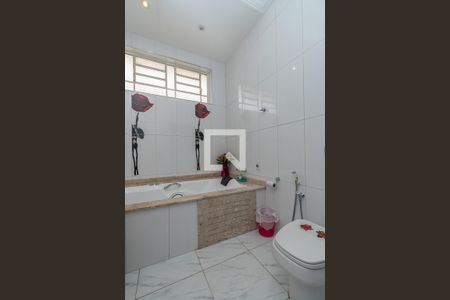 Casa à venda com 449m², 5 quartos e 4 vagas Casa à venda com 449m², 5 quartos e 4 vagasBanheiro da Suíte 1