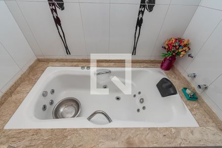 Casa à venda com 449m², 5 quartos e 4 vagas Casa à venda com 449m², 5 quartos e 4 vagasDetalhe Banheiro da Suíte 1