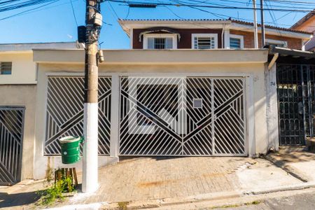 Casa à venda com 155m², 4 quartos e 2 vagas Casa à venda com 155m², 4 quartos e 2 vagasFachada