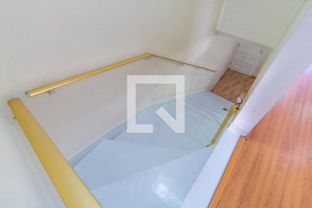 Casa à venda com 155m², 4 quartos e 2 vagas Casa à venda com 155m², 4 quartos e 2 vagasEscada