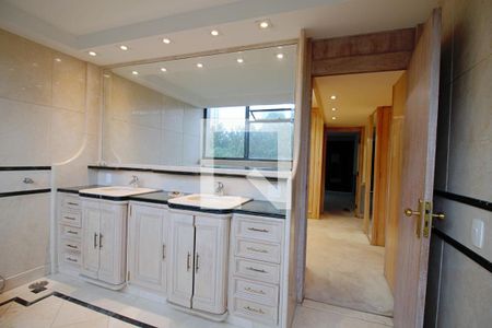 Apartamento para alugar com 550m², 3 quartos e 3 vagas Apartamento para alugar com 550m², 3 quartos e 3 vagasBanheiro da Suíte 1