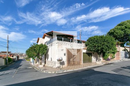 Casa à venda com 270m², 9 quartos e 3 vagas Casa à venda com 270m², 9 quartos e 3 vagasFachada