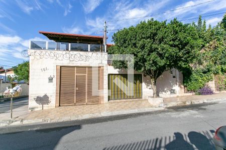 Casa à venda com 270m², 9 quartos e 3 vagas Casa à venda com 270m², 9 quartos e 3 vagasFachada
