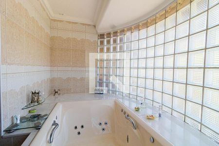 Casa para alugar com 670m², 4 quartos e 4 vagas Casa para alugar com 670m², 4 quartos e 4 vagasBanheiro da Suíte 1