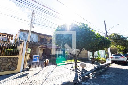 Casa para alugar com 670m², 4 quartos e 4 vagas Casa para alugar com 670m², 4 quartos e 4 vagasFachada