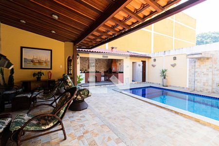 Casa para alugar com 670m², 4 quartos e 4 vagas Casa para alugar com 670m², 4 quartos e 4 vagasÁrea comum - Piscina