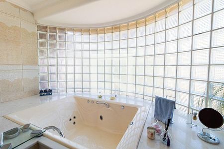 Casa para alugar com 670m², 4 quartos e 4 vagas Casa para alugar com 670m², 4 quartos e 4 vagasBanheiro da Suíte 1